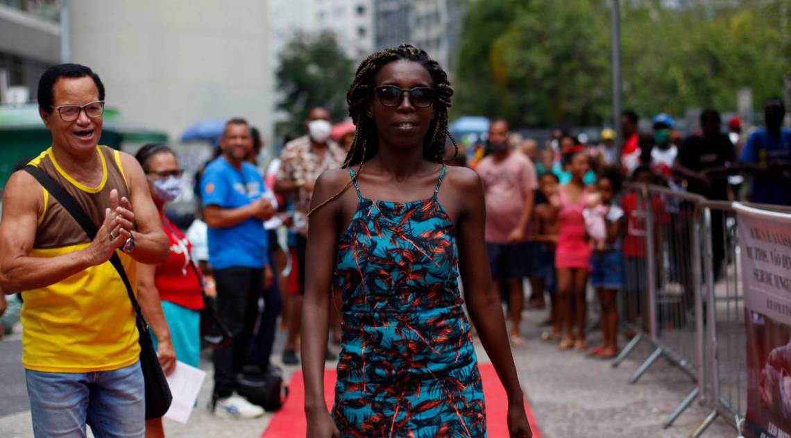 Desfile de moda com a popula&ccedil;&atilde;o em situa&ccedil;&atilde;o de rua no Centro do Rio