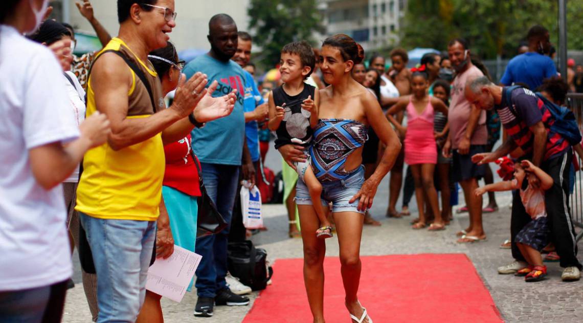 Desfile de moda com a popula&ccedil;&atilde;o em situa&ccedil;&atilde;o de rua no Centro do Rio