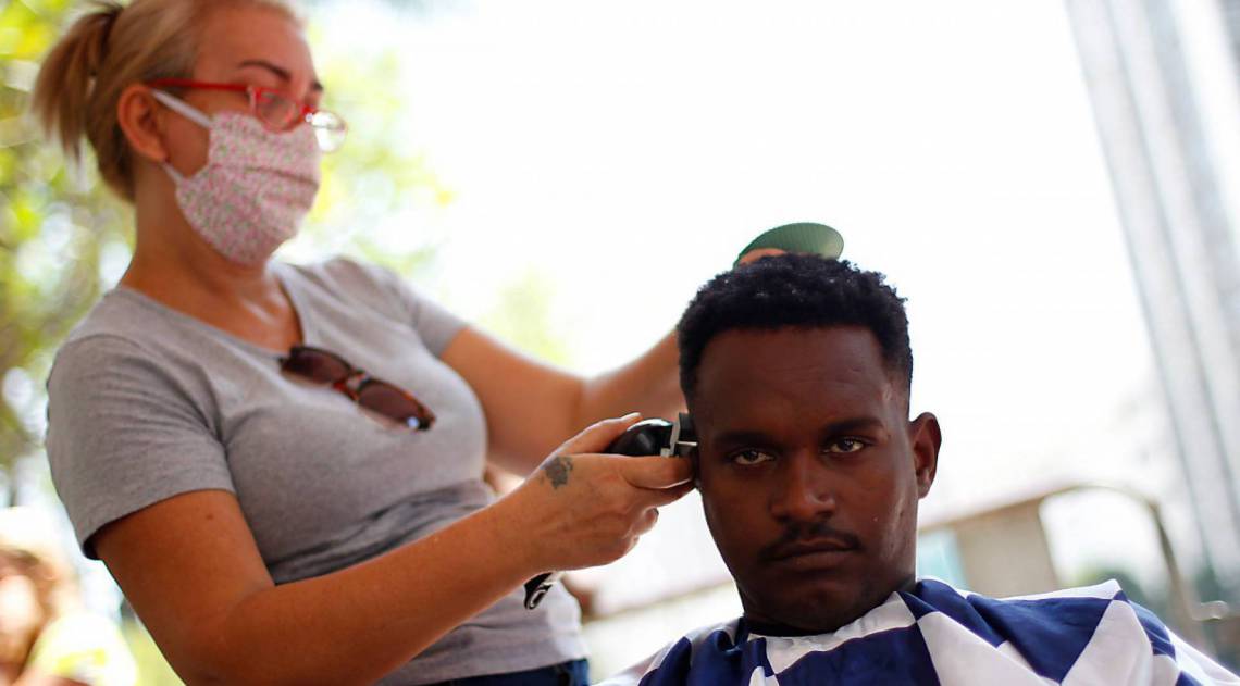 Desfile de moda com a popula&ccedil;&atilde;o em situa&ccedil;&atilde;o de rua no Centro do Rio