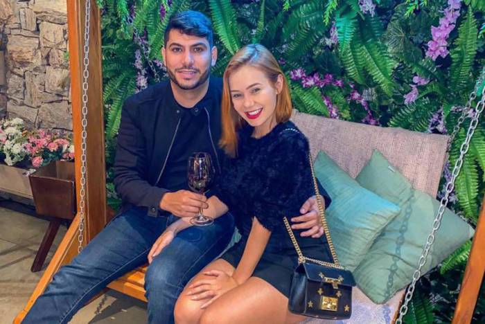 Ex de Mar&iacute;lia Mendon&ccedil;a aproveita viagem da namorada para cair na farra