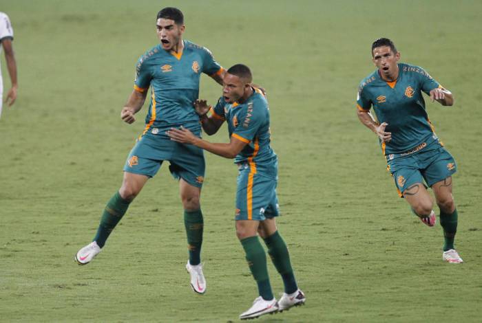 Aniversariante da noite, Michel Araújo festeja o primeiro gol tricolor