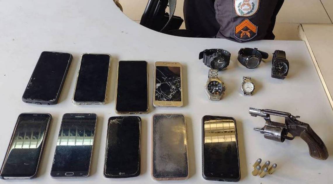 O acusado foi encontrado com um revólver calibre 38 e os pertences das vitimas - Divulgação 21º