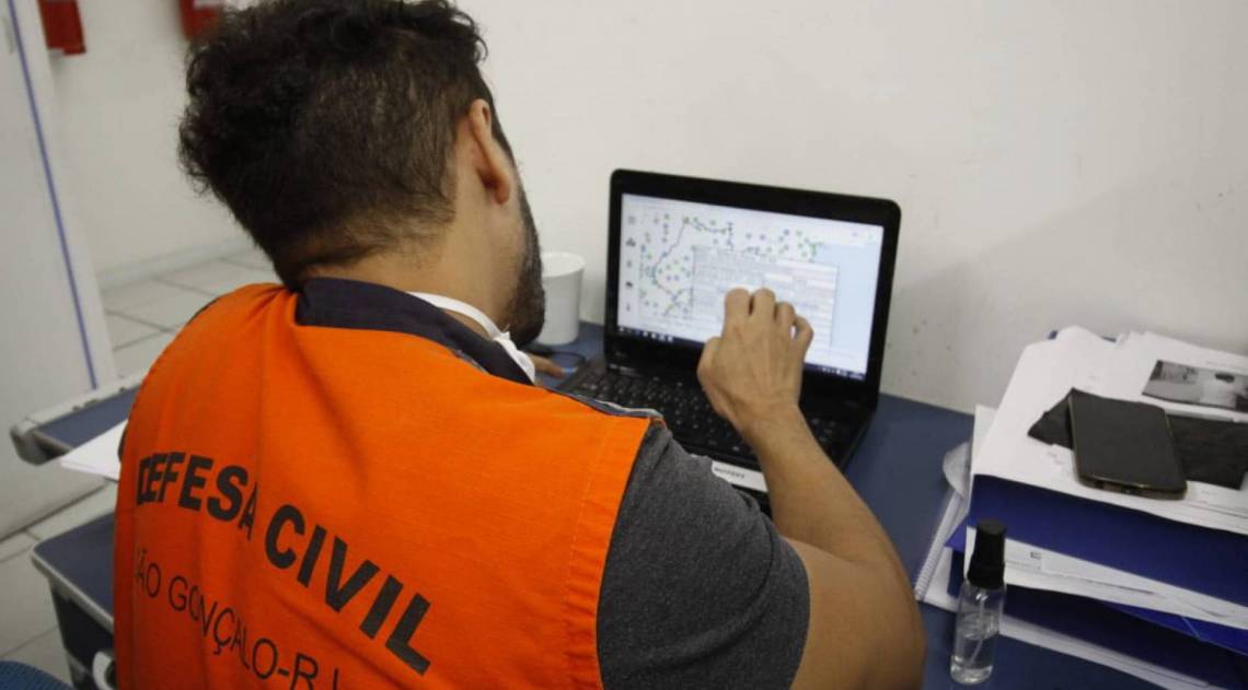 Equipes da Defesa Civil e da Subsecretaria de Parques e Jardins atendem às demandas ocasionadas pelas rajadas de ventoque chegaram a 100 km/h