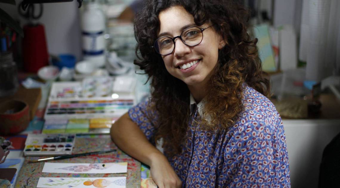 A m&eacute;dica Manuela Tasca faz aquarelas para ajudar o filho, Luca Amorim, o Lulu, diagnosticado com S&iacute;ndrome de Jacobsen, a entender melhor o mundo