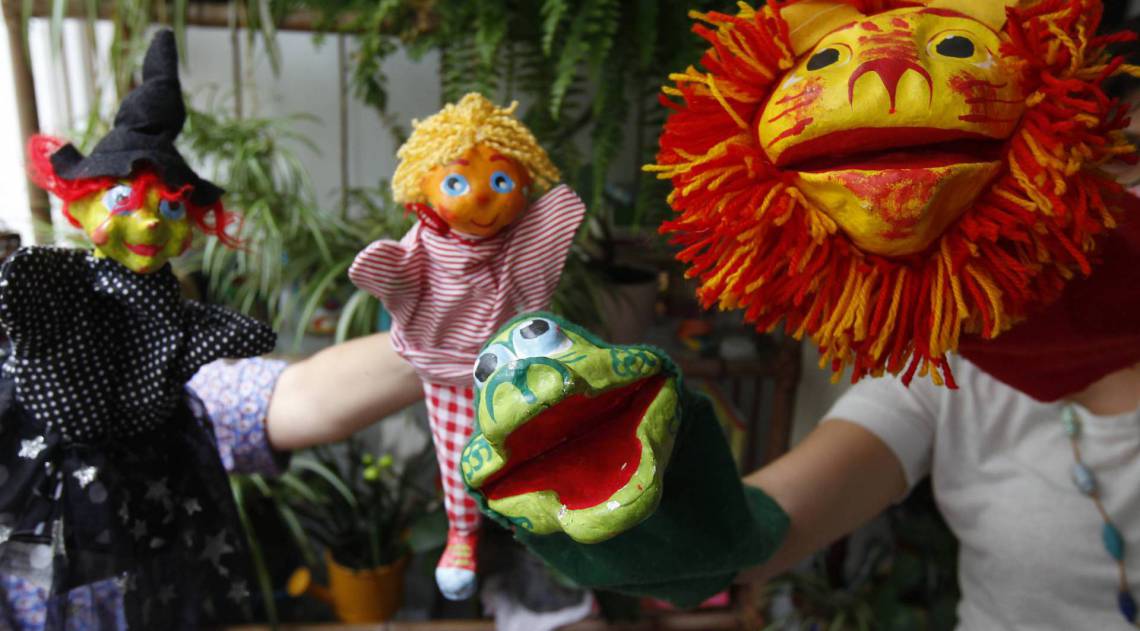 Os fantoches de papel mach&ecirc; s&atilde;o feitos por Maria Dolores Montes&oacute; em Teres&oacute;polis: mundo l&uacute;dico