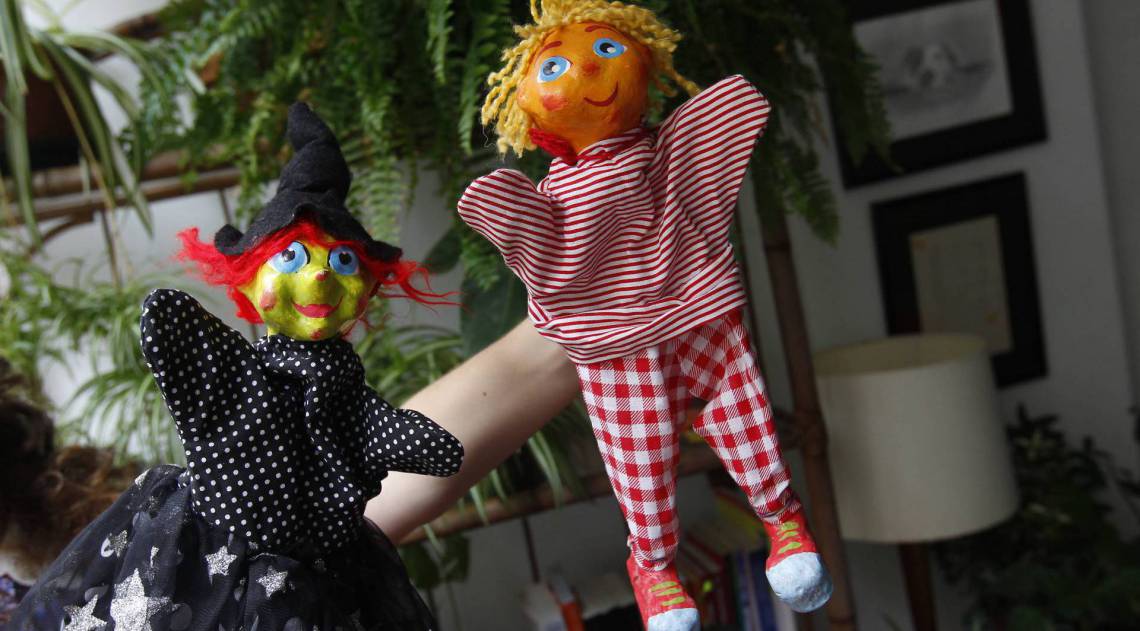 Os fantoches de papel mach&ecirc; s&atilde;o feitos por Maria Dolores Montes&oacute; em Teres&oacute;polis: mundo l&uacute;dico