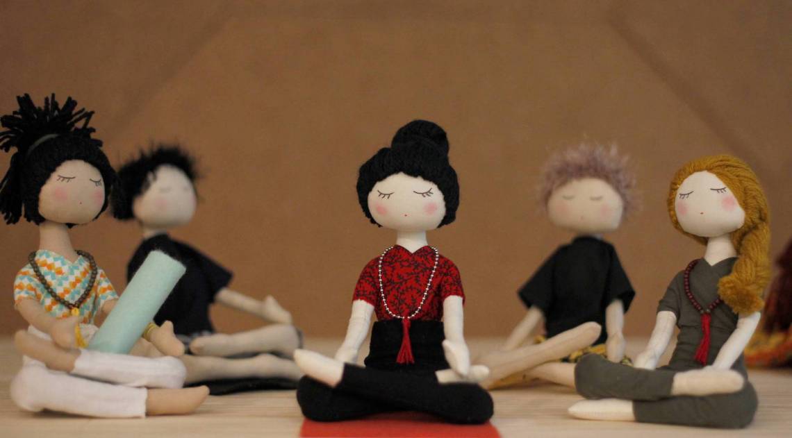 A linha de bonecas inspirada na pr&aacute;tica da yoga &eacute; um sucesso na produ&ccedil;&atilde;o da arquiteta Fel&iacute;cia Boutureira 