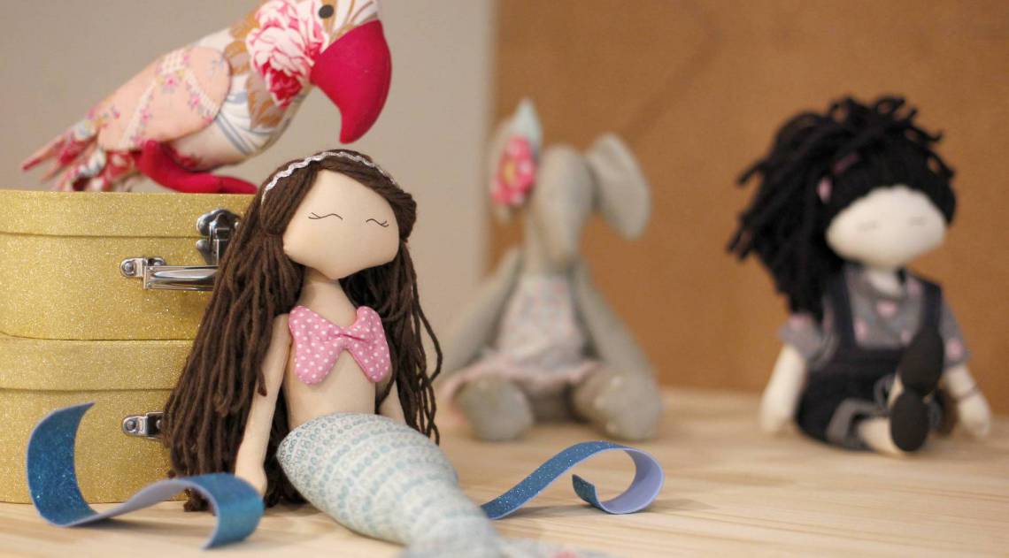 Bonecos de tecido feitos pela arquiteta Fel&iacute;cia Boutureira j&aacute; foram requisitados tamb&eacute;m para enfeitar festas de anivers&aacute;rio