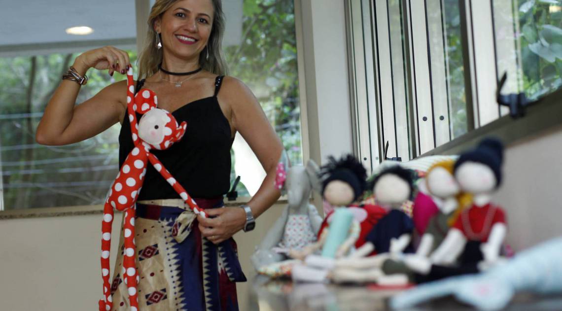 A arquiteta Fel&iacute;cia Boutureira tem um est&uacute;dio de cria&ccedil;&atilde;o de bonecas