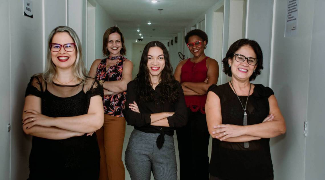 Atendimento da Priscila em paciente em sessão de auriculoterapia