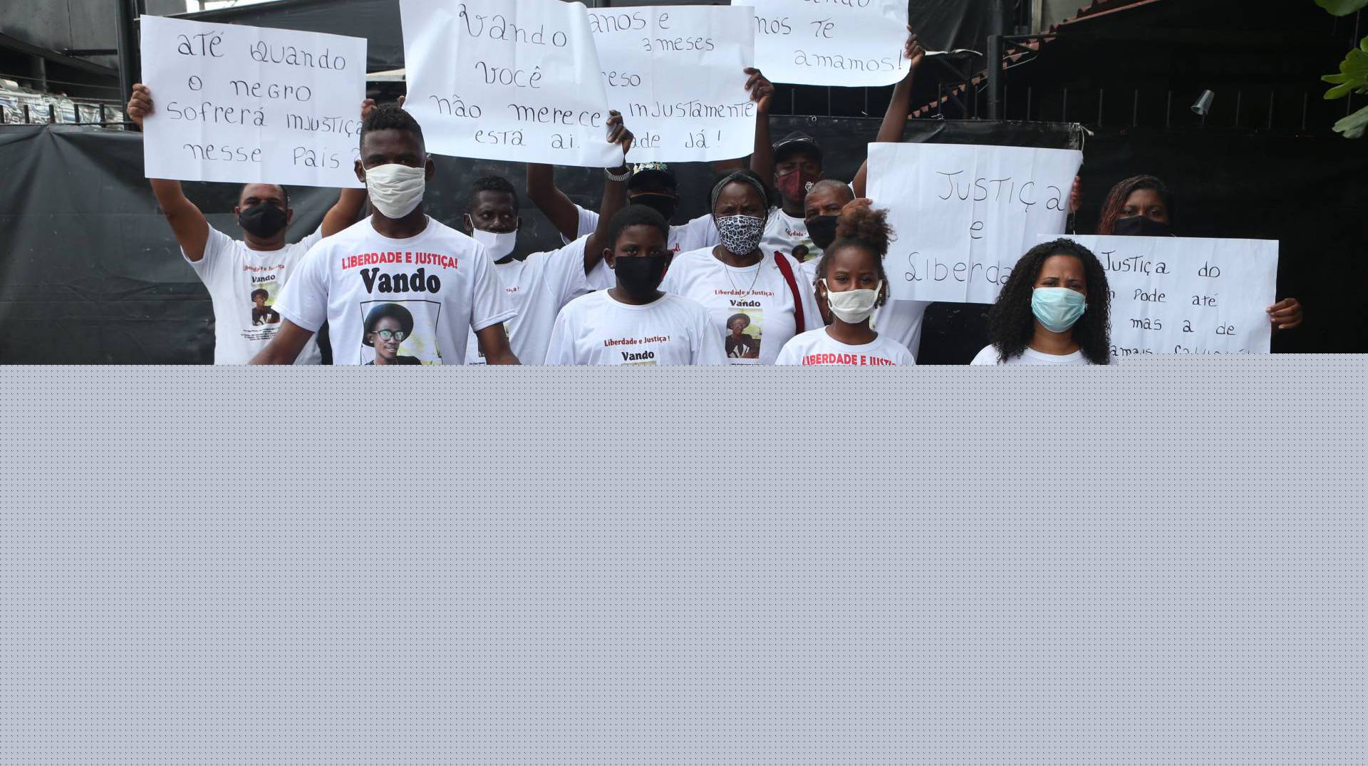 Rio,29/09/2020 -COVID-19 -CORONAVIRUS,NOVA IGUACU,Rapaz que foi preso a partir de um album de fotos. Ele fazia show quando ocorreu o crime.Na foto,Familiares de Vando, preso injustamente fazem protesto em fernte onde ele tocava pagode na hora do crime .Foto: Cleber Mendes/AgÃªncia O Dia