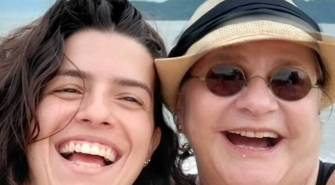 Fafy Siqueira curte praia em clima de romance com a namorada