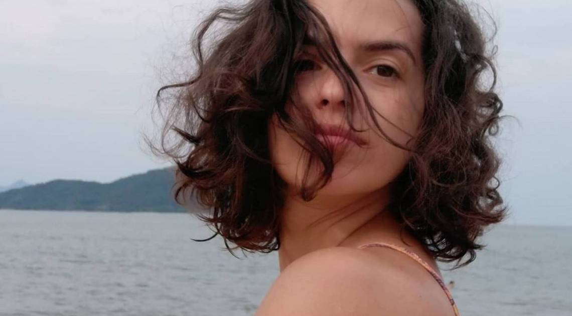 Fafy Siqueira curte praia em clima de romance com a namorada