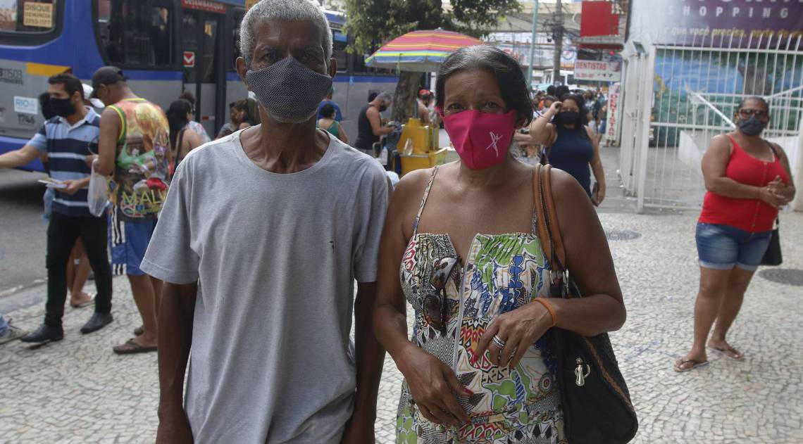 Rio de Janeiro - RJ  - 29/09/2020 - Geral - Fila na agencia da Caixa Economica Federal, na Rua Euclides Faria, em Ramos, zona norte do Rio - na foto, Sr. Wanderley Americo Nazario e a esposa, Sra. Valeria dos Santos Rodrigues - Foto Reginaldo Pimenta / Agencia O Dia