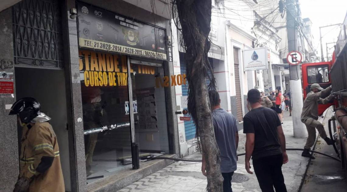 Inc&ecirc;ndio aconteceu na Rua Visconde de Sepetiba, no Centro de Niter&oacute;i - Reprodução / Internet