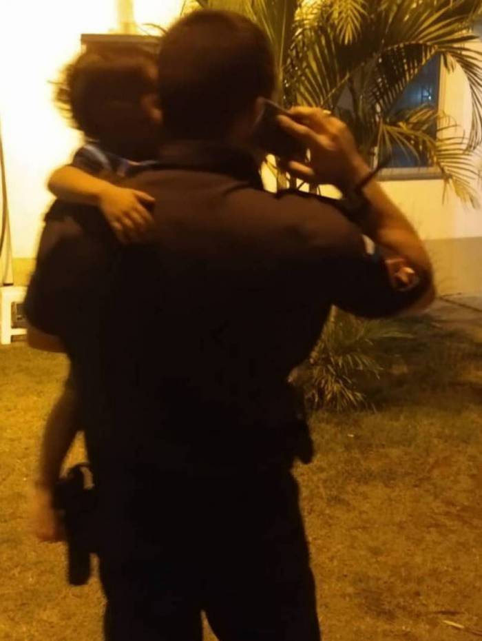 Menino de dois anos é resgatado pela PM sujo e sozinho em casa em Paciência