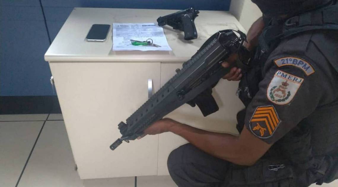 A PM encontrou uma arma falsa e um telefone celular com os acusados - Divulgação 21ºBPM