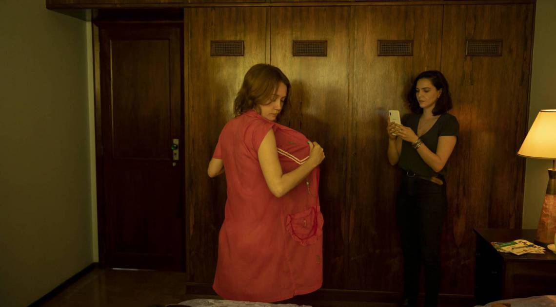 Camila Morgado e Tain&aacute; M&uuml;ller em cena de Bom Dia, Ver&ocirc;nica - SUZANNA TIERIE/NETFLIX