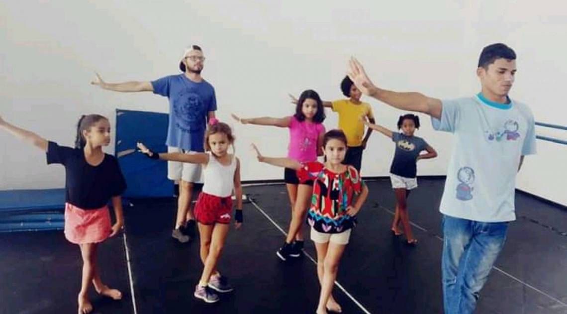 Edinho Breeze, que mora no Centro de Itaguaí, dá aulas de street dance