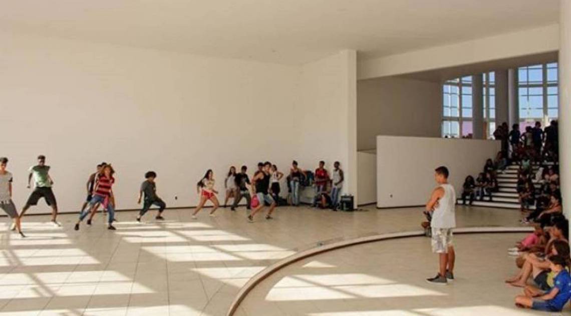 Edinho (de cinza) observa alunos: dedicação a um trabalho tanto artístico quanto social