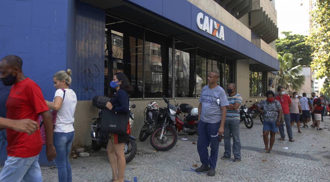 Fila na ag&ecirc;ncia da Caixa Econ&ocirc;mica Federal, na Rua Marechal Deodoro, em Duque de Caxias, na Baixada Fluminense