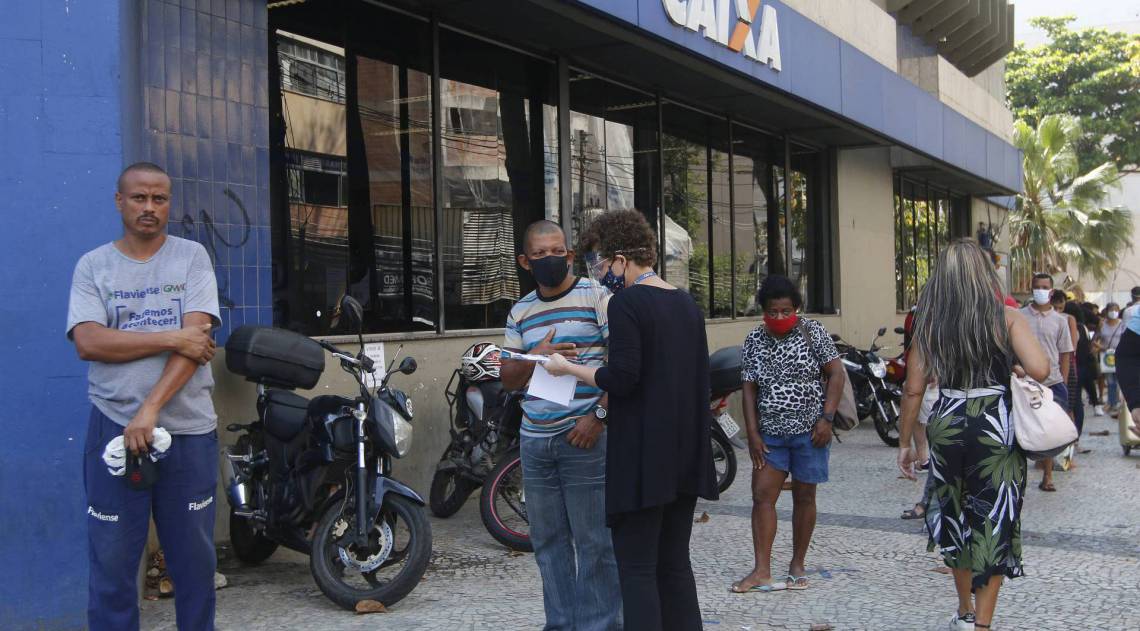 Rio de Janeiro - RJ  - 30/09/2020 - Geral - Fila na agencia da Caixa Economica Federal, na Rua Marechal Deodoro, em Duque de Caxias, baixada fluminense - Foto Reginaldo Pimenta / Agencia O Dia