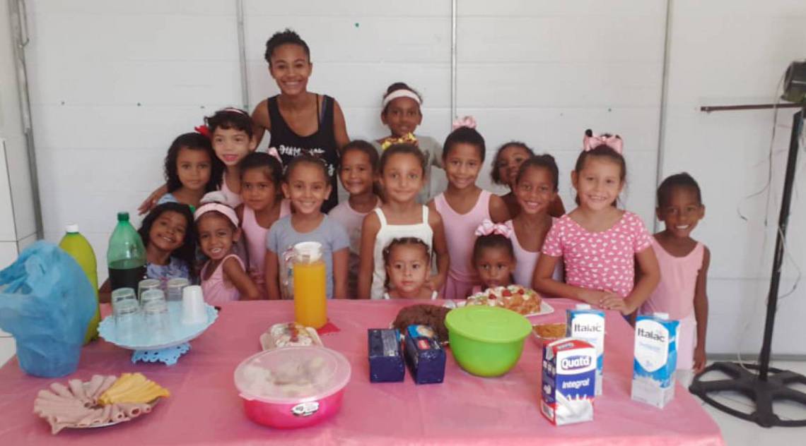 A jovem Hanny (de preto) com sua turminha da manh&atilde;: levando o bal&eacute; a quem n&atilde;o teria acesso de outro jeito