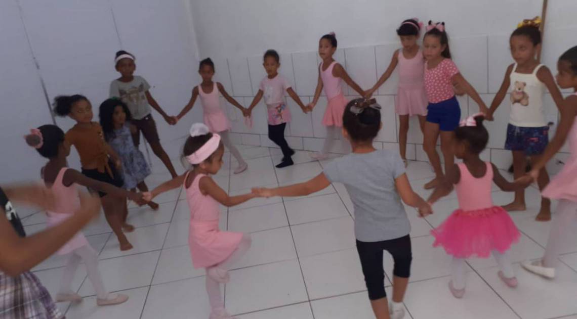  Hanhy Barbosa dÃ¡ aula para 37 meninas ao custo de R$ 10 por mÃªs