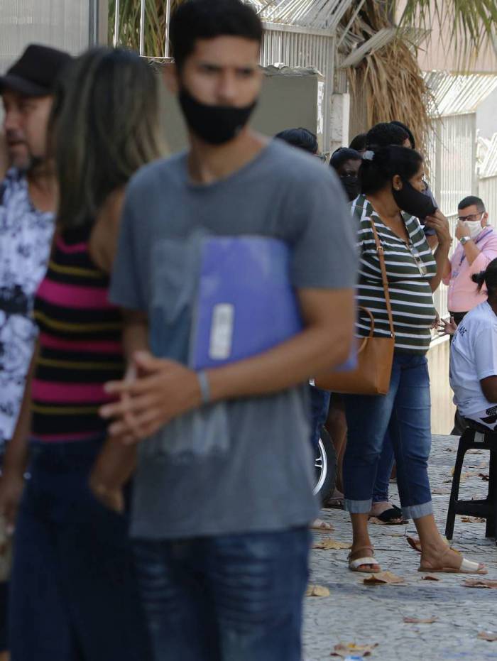 Agências da CEF costumam ter filas em dia de pagamento do auxílio