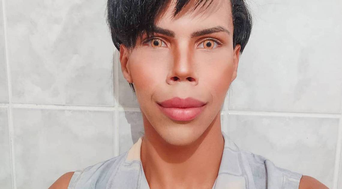 Felipe Adam tem 16 anos e deseja se transformar no boneco Ken