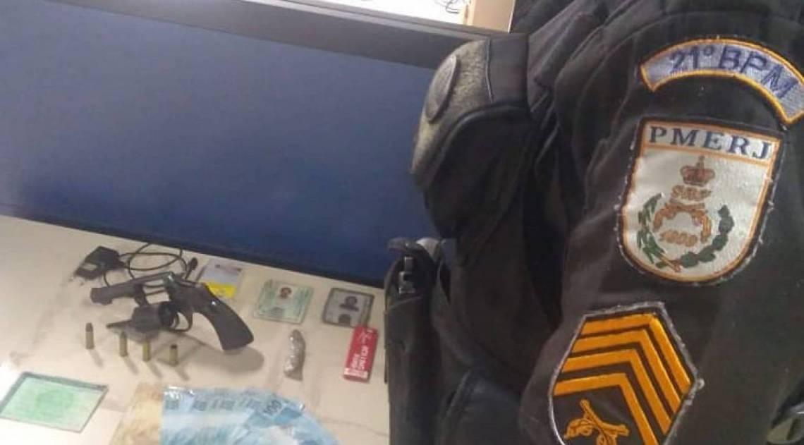Com os acusados foram apreendidos R$ 900,00 em dinheiro, um tablete de maconha, revólver cal 38 mm e o veículo da vítima. - Divulgação/21º BPM