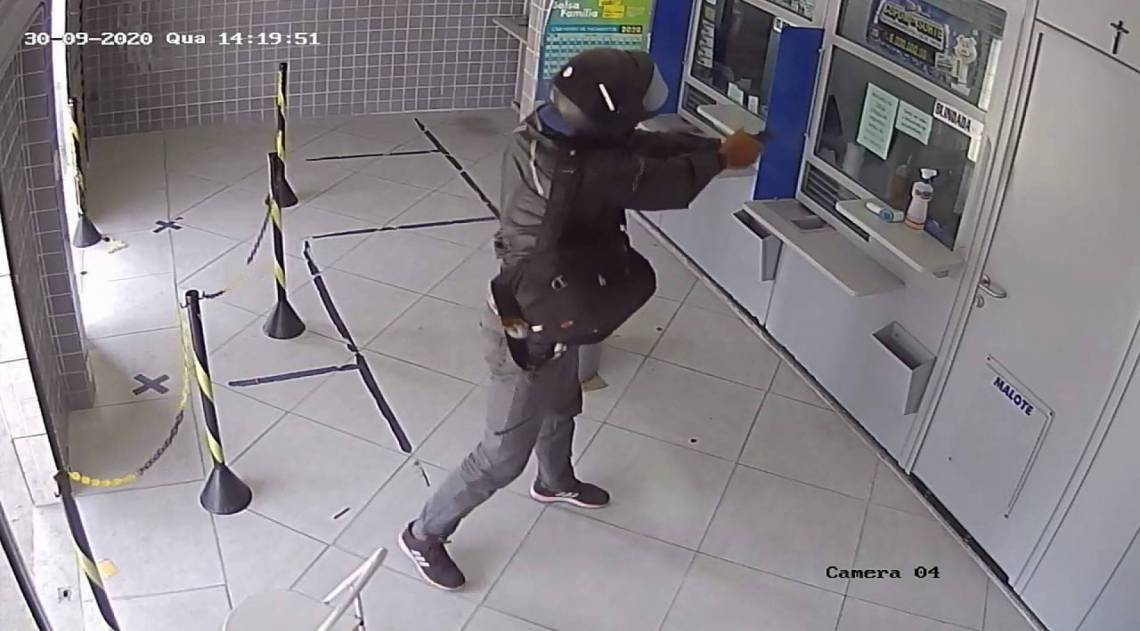 Bandido atira contra caixas de casa lotérica em Campos.  - Reprodução