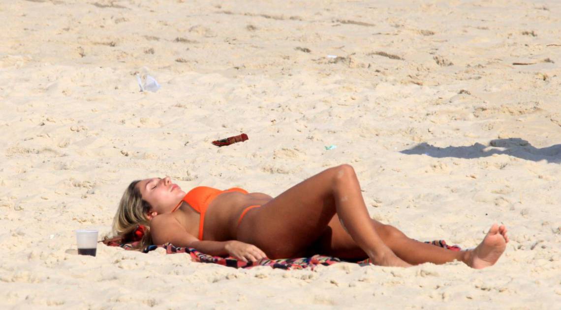 Carol Portaluppi curte dia de praia em Ipanema, na Zona Sul do Rio