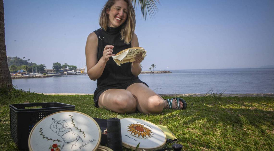 A jornalista Renata Amaral transforma fotos em bordados: cliques ganham ares po&eacute;ticos num tecido de algod&atilde;o cru com moldura de bambu