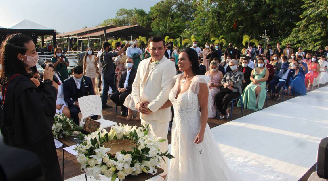 Gretchen e Esdras Souza se casaram nesta quarta-feira em Belém do Pará