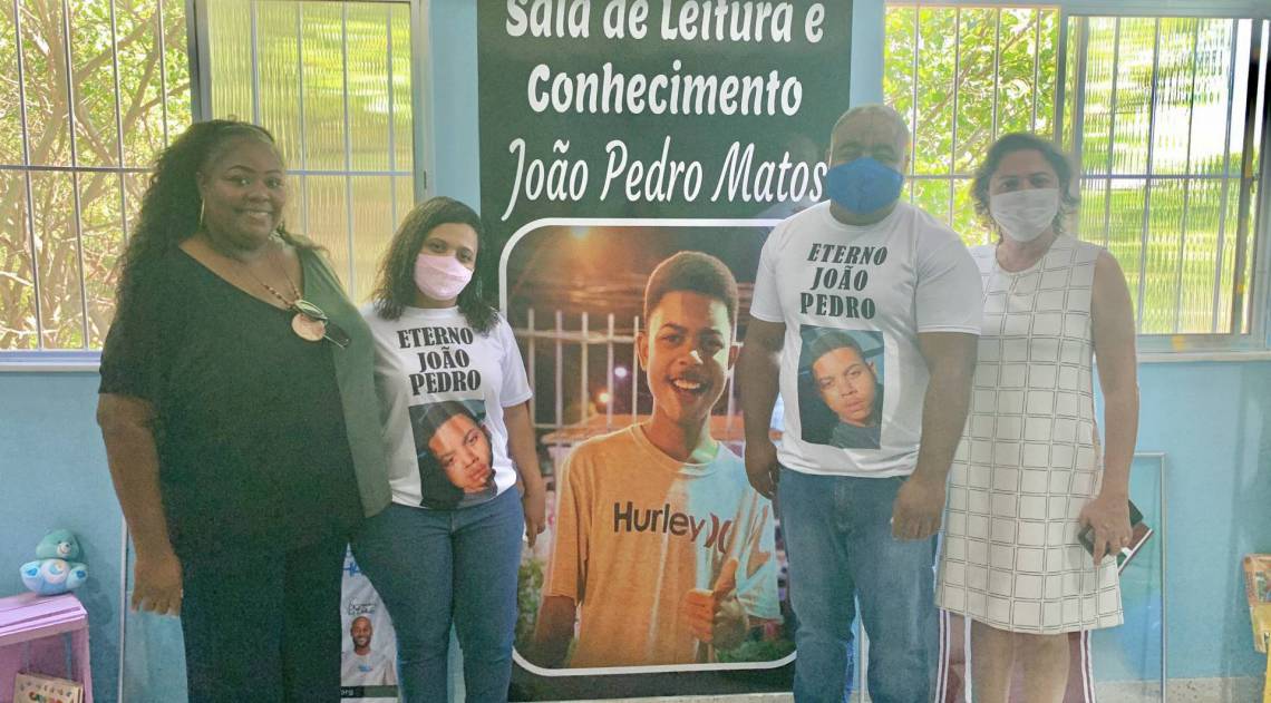 A família de João Pedro na inauguração da Sala de Leitura que leva seu nome - Divulgação