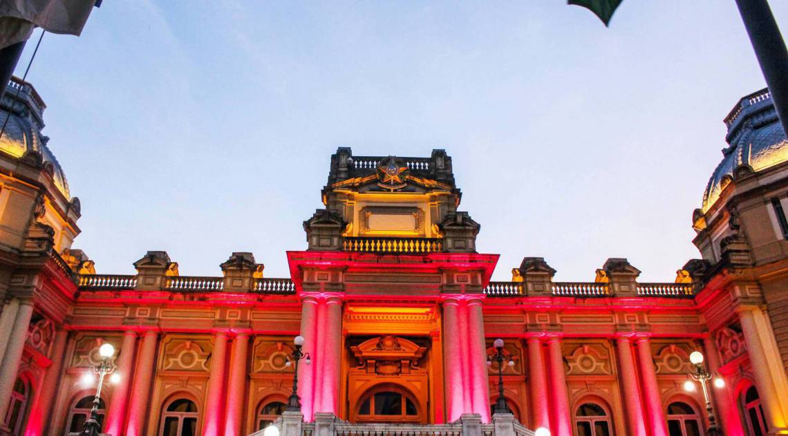 Palácio Guanabara iluminado com as cores do Outubro Rosa.