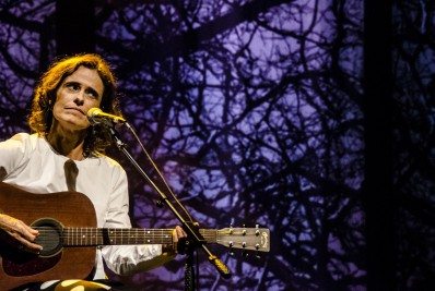 Zélia Duncan faz show online para comemorar 40 anos de carreira