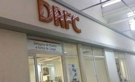 Polícia recupera carga de refrigerante e apreende menor em Duque de Caxias