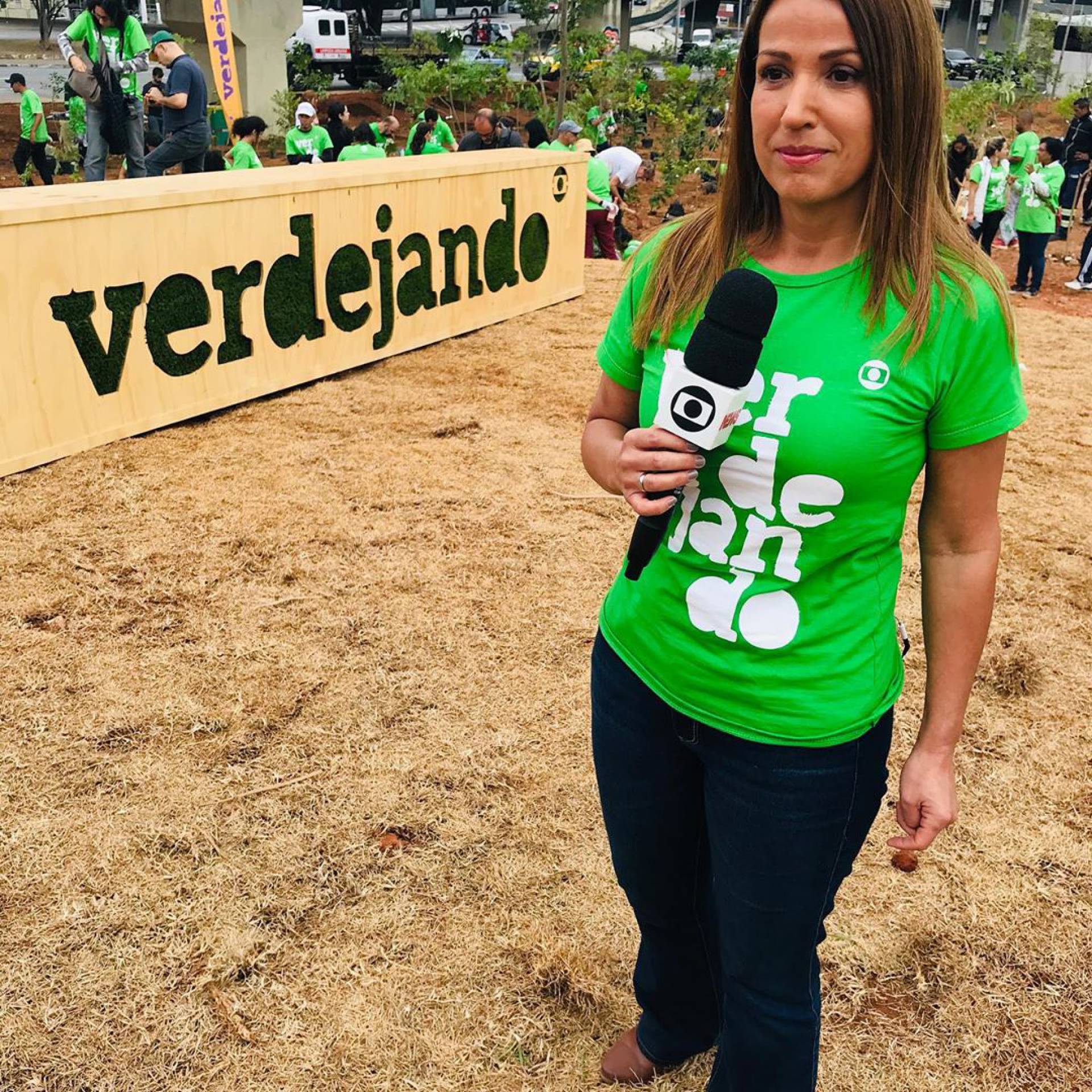 Ananda Apple, repórter da Globo, revela idade e surpreende público