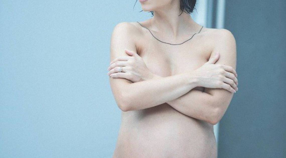 Gr&aacute;vida de oito meses, Sthefany Brito posa de topless