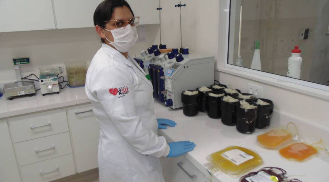 L&iacute;via dos Santos Oliveira trabalha no banco de sangue e teve Covid-19; depois de recuperada da Covid-19 ela j&aacute; fez uma doa&ccedil;&atilde;o 