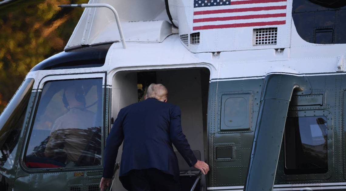 Presidente dos Estados Unidos, Donald Trump, embarca para o Centro M&eacute;dico Militar Walter Reed, ap&oacute;s teste positivo para Covid-19 - Saul Loeb/ AFP