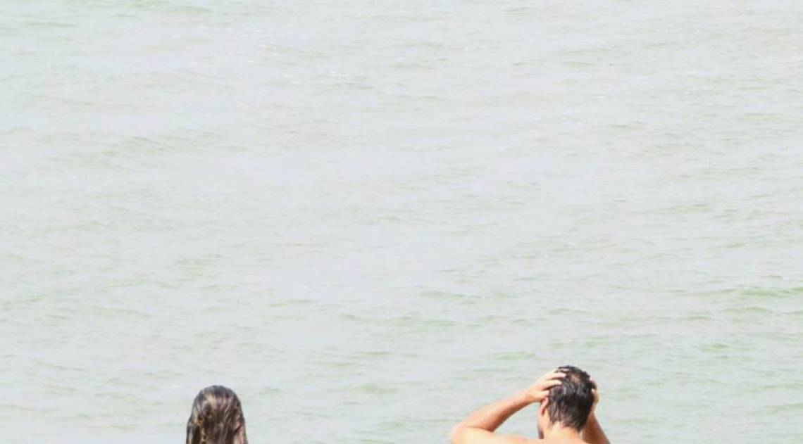Joaquim Lopes e Marcella Foga&ccedil;a se refrescam no mar em praia da Zona Sul do Rio neste s&aacute;bado