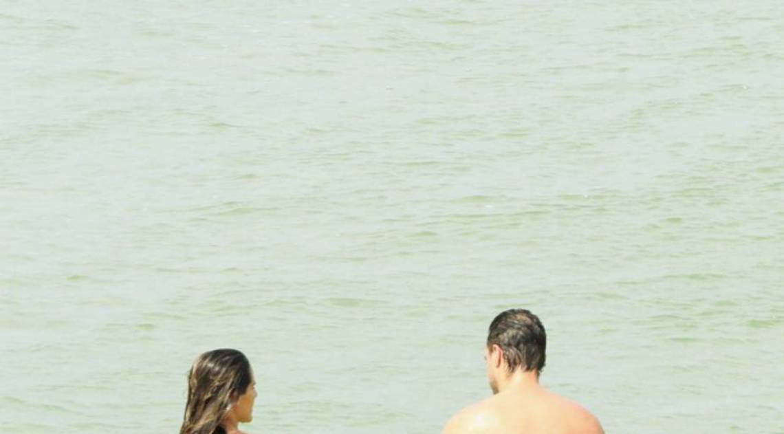 Joaquim Lopes e Marcella Foga&ccedil;a se refrescam no mar em praia da Zona Sul do Rio neste s&aacute;bado