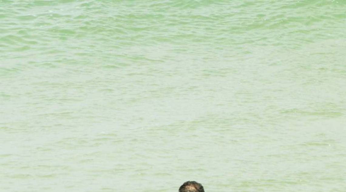 Joaquim Lopes e Marcella Foga&ccedil;a se refrescam no mar em praia da Zona Sul do Rio neste s&aacute;bado