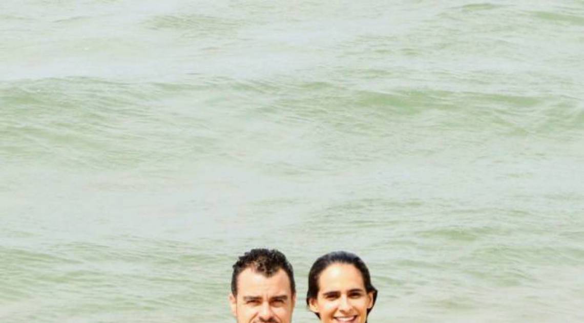 Joaquim Lopes e Marcella Foga&ccedil;a se refrescam no mar em praia da Zona Sul do Rio neste s&aacute;bado