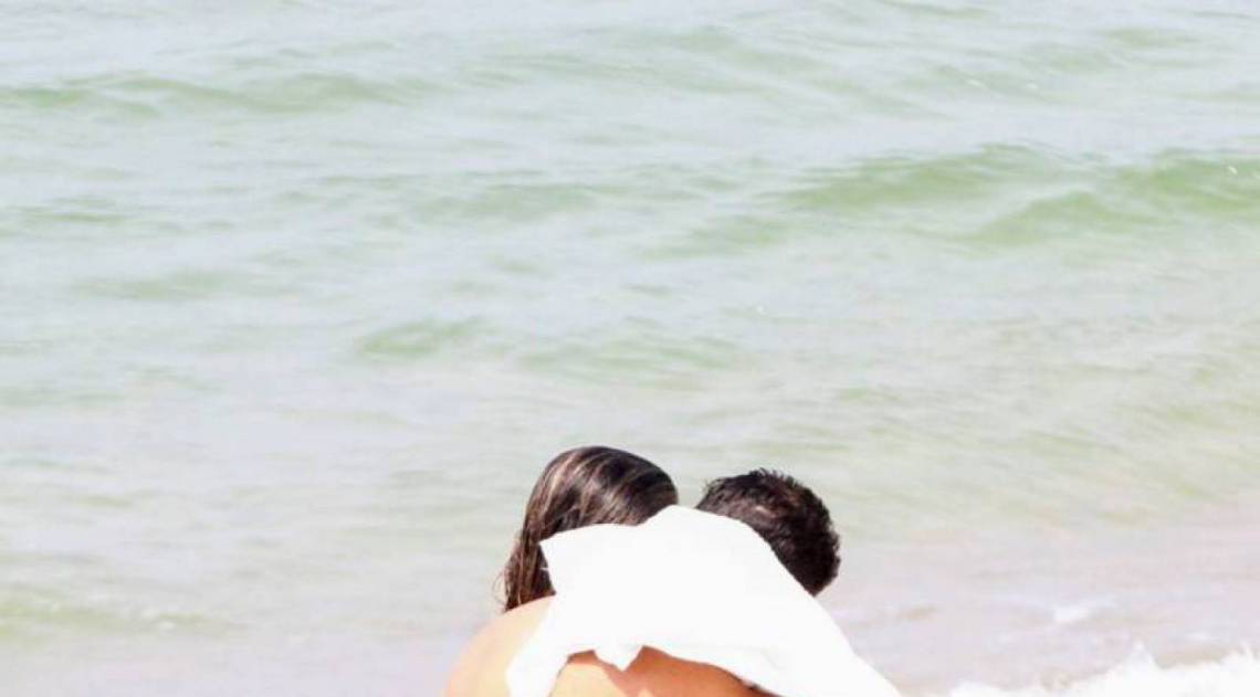 Joaquim Lopes e Marcella Foga&ccedil;a se refrescam no mar em praia da Zona Sul do Rio neste s&aacute;bado
