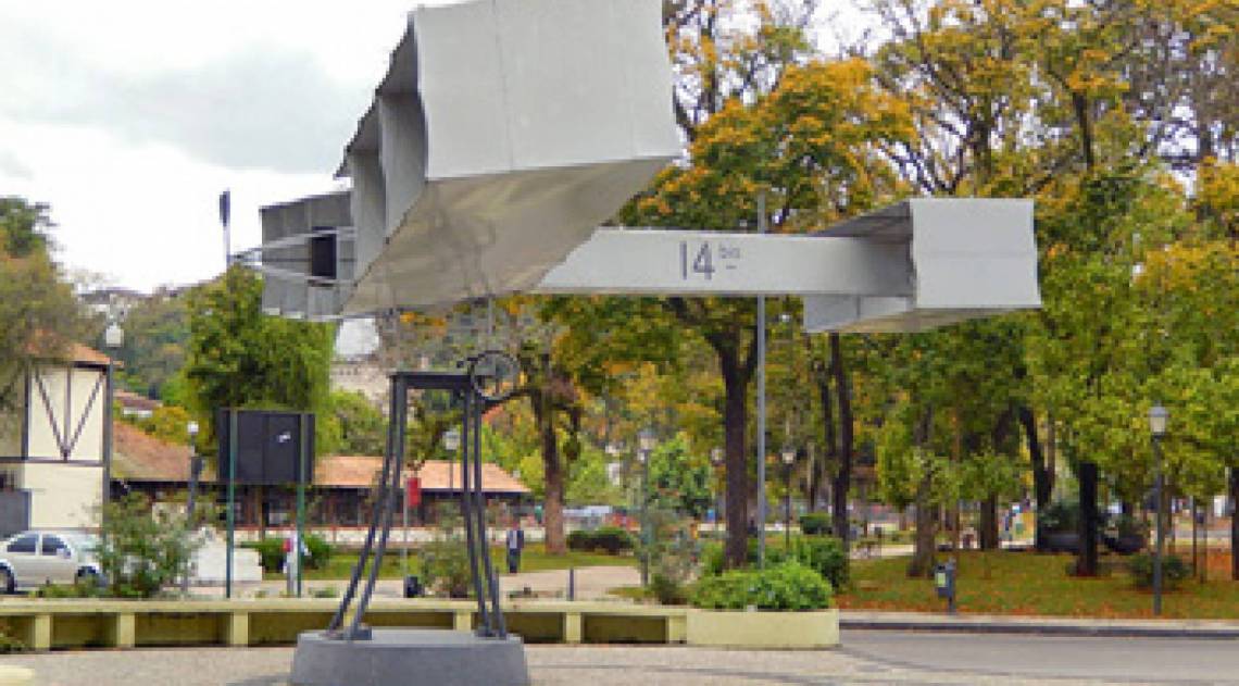 Replica do avião 14-Bis voltou para a praça de mesmo nome no centro da cidade - Reprodução/internet