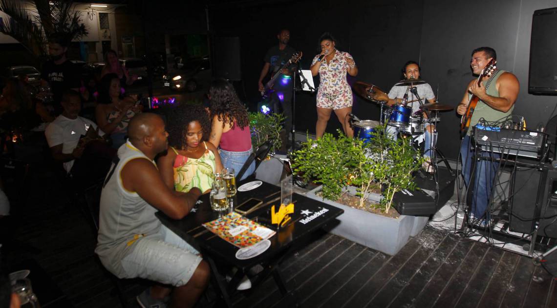 Rio de Janeiro 03/10/2020 - Rio autoriza retorno de música ao vivo em espaços de lazer em nova fase de reabertura. Na foto acima o Alex Aguiar. Foto: Luciano Belford/Agencia O DIa - Luciano Belford/Agencia O Dia